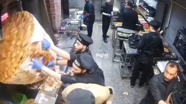 Αίγυπτος: Σουβλατζήδες... κινδύνεψαν από ντονέρ σε ελεύθερη πτώση (Βίντεο)