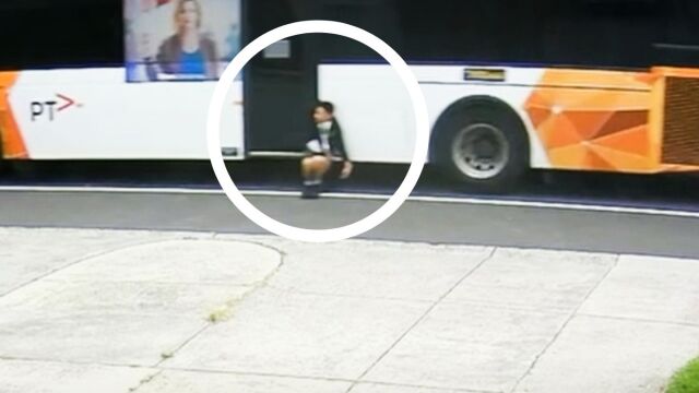 Σοκαριστικό βίντεο: 12χρονος από την Αυστραλία πιάστηκε σε πόρτα λεωφορείου και σύρθηκε στον δρόμο για 350 μέτρα