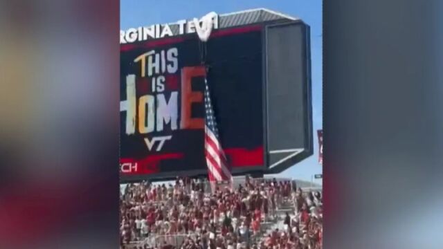 ΗΠΑ: Αλεξιπτωτιστής προσγειώθηκε στον πίνακα γηπέδου (Βίντεο)