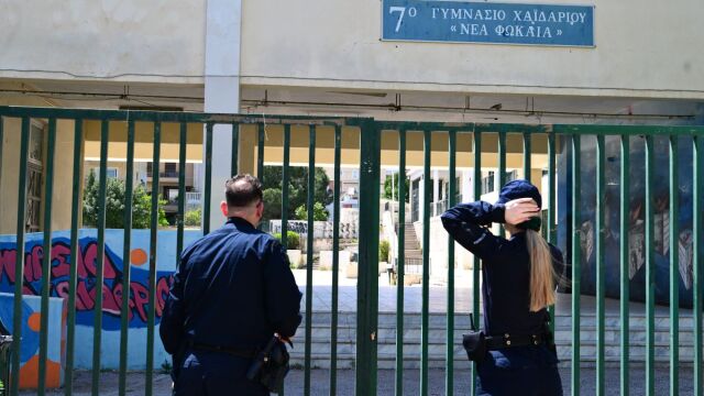 Πτώση 13χρονης από μπαλκόνι σχολείου στο Χαϊδάρι: Μέσα σε κλάσματα δευτερολέπτου γλίστρησε προς τα πίσω, είπε καθηγήτρια - Τι είπε η μητέρα της ανήλικης (Βίντεο)