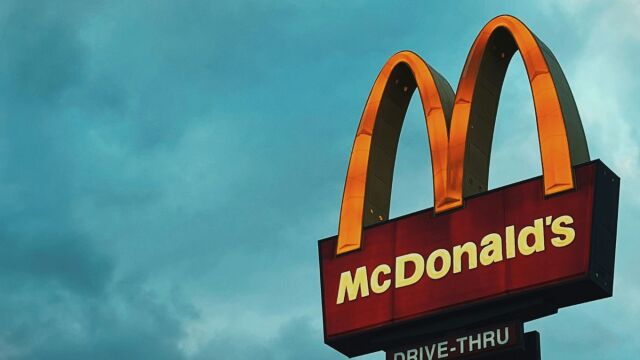 Οι τιμές ανεβαίνουν και η McDonald's αλλάζει τα burgers: Τι ετοιμάζει η αλυσίδα στις ΗΠΑ