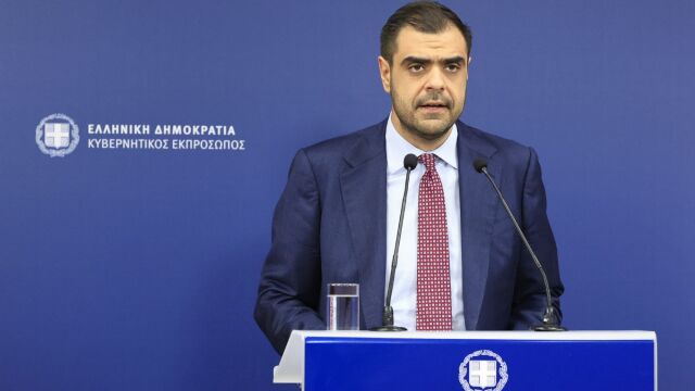 Παύλος Μαρινάκης: Live η ενημέρωση των πολιτικών συντακτών από τον κυβερνητικό εκπρόσωπο (Βίντεο)