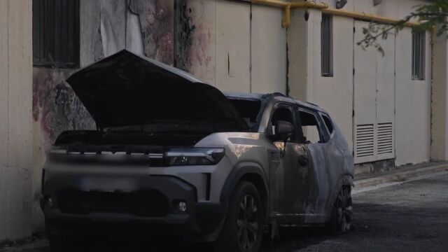 Τέμπη: Έβαλαν φωτιά στο αυτοκίνητο του πραγματογνώμονα Δημήτρη Καρώνη στου Ζωγράφου (Βίντεο)