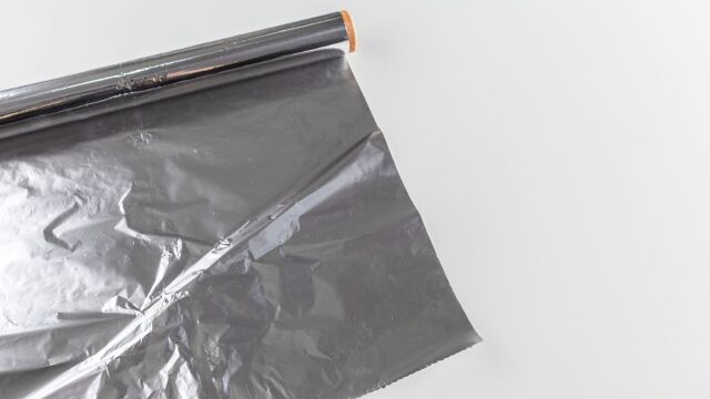 Αλουμινόχαρτο στους τοίχους: Γιατί το συνιστούν οι ειδικοί και πότε πρέπει να το δοκιμάσετε