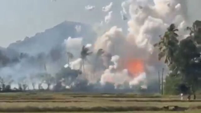 Ινδία: Φονική πυρκαγιά σε αποθήκη πυροτεχνημάτων άφησε τουλάχιστον 13 νεκρούς και πάνω από 40 τραυματίες (Βίντεο)