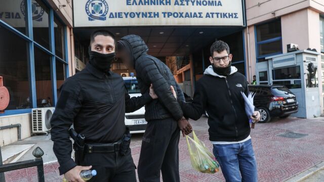 Λιοσίων: Στη ΜΕΘ και σε κρίσιμη κατάσταση η 16χρονη που παρασύρθηκε από μηχανή, ξεκινά η προσπάθεια αφύπνισης (Βίντεο)