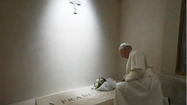 Βατικανό: Ένας χρόνος από το θάνατο του Πάπα Φραγκίσκου - Προσκύνημα από τους πιστούς στον τάφο του (Εικόνες  Βίντεο)