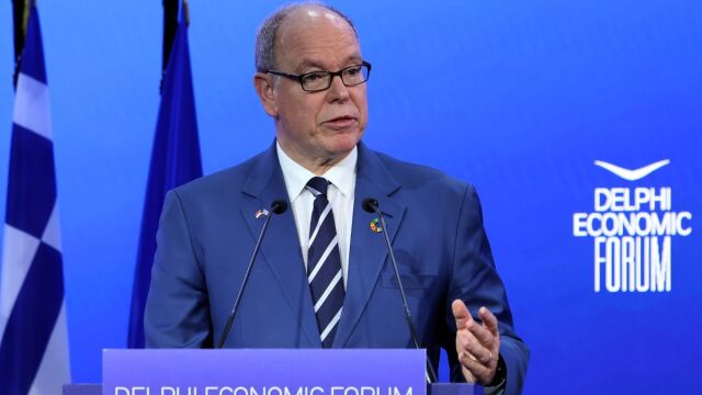 Πρίγκιπας Αλβέρτος: Μίλησε στο Φόρουμ των Δελφών φορώντας καρφίτσα στο πέτο με τη σημαία της Ελλάδας και του Μονακό (Εικόνες  Βίντεο)