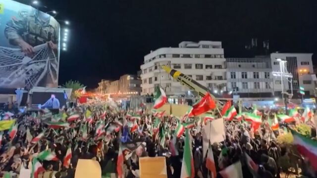 Απίστευτο γλέντι στο Ιράν για την παράταση της εκεχειρίας από τον Τραμπ: Έβγαλαν... βαλλιστικούς πυραύλους στο δρόμο