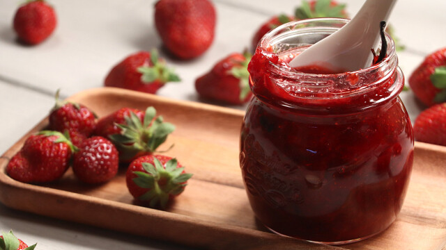 Πάνε να σου χαλάσουν οι φράουλες; Αυτή είναι η πιο γρήγορη και εύκολη μαρμελάδα φράουλα σε 10 λεπτά