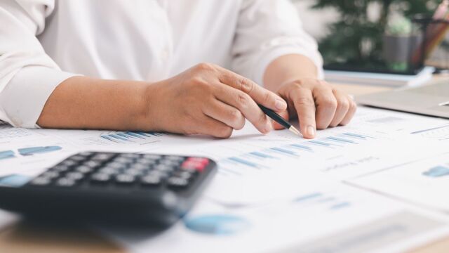 ΟΟΣΑ: Μειώθηκε η συνολική φορολογική επιβάρυνση των μισθών στην Ελλάδα το 2025