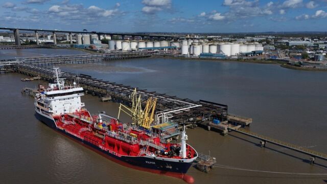 Σταθερά ψηλά οι τιμές του πετρελαίου: Πάνω από τα 98 δολάρια το Brent, κοντά στα 90 το WTI