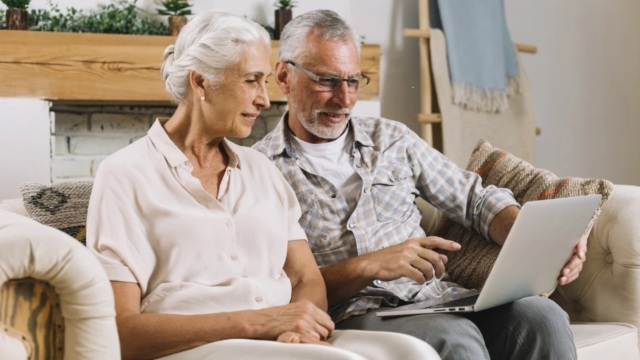 Nέα μέτρα: Ποιοι συνταξιούχοι θα πάρουν 300 ευρώ ενίσχυση