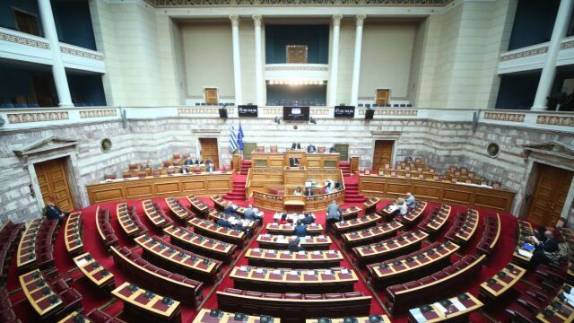 ΟΠΕΚΕΠΕ: Ώρα κρίσης στη Βουλή για την άρση ασυλίας των 13 της ΝΔ - Το παρασκήνιο με τους αντάρτες, το μαρκάρισμα του Μεγάρου Μαξίμου και η κίνηση-ματ Μητσοτάκη