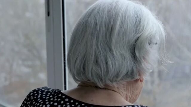 Χαλκίδα: Ασύλληπτα βασανιστήρια σε ηλικιωμένη από την κόρη της και το σύντροφό της - Την έδερναν και την έβαζαν να στέκεται στο ένα πόδι για... τιμωρία (Βίντεο)