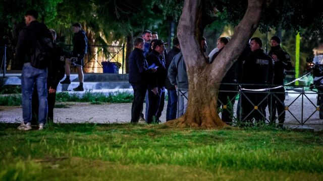 Άγιος Δημήτριος: Σκότωσαν τον 25χρονο στο σημείο που ξεψύχησε ο παππούς του - Τα σενάρια που εξετάζουν οι Αρχές για τη δολοφονία (Βίντεο)