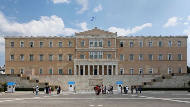 Διπλό χτύπημα στα χρέη: Νέα ρύθμιση 72 δόσεων vs εξωδικαστικός από 5.000 ευρώ - Τι συμφέρει και οι παγίδες που πρέπει να προσέξετε