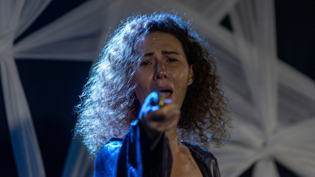 Δεκαοχτώ Ενάτου: Στο Θέατρο Βράχων ο συγκλονιστικός μονόλογος της Δώρας Χρυσικού για τον Παύλο Φύσα και τη Χρυσή Αυγή