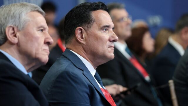 Πρώτη σειρά ο Άδωνις στους Δελφούς για να ακούσει την... Κοβέσι! (Εικόνες)