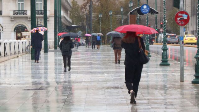 Καιρός: Βροχερή Πέμπτη με πτώση θερμοκρασίας και καταιγίδες - Πότε βελτιώνεται, τι ισχύει για Αττική (Βίντεο)