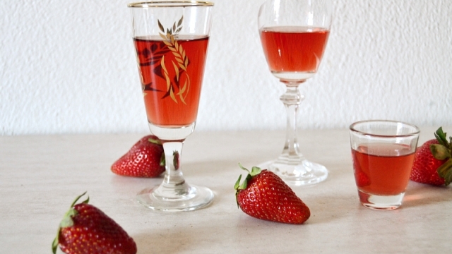 Το πιο γρήγορο λικέρ φράουλας με τσίπουρο - Έτοιμο σε 20 λεπτά