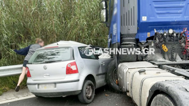 Φριχτό τροχαίο στον ΒΟΑΚ: Αυτοκίνητο συγκρούστηκε με τρακτέρ, τραυματίστηκε σοβαρά ο οδηγός (Εικόνες  Βίντεο)