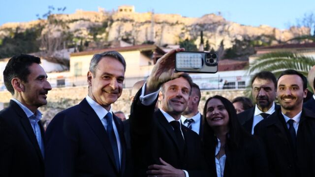 Εμανουέλ Μακρόν: Oι selfies με φόντο τον Παρθενώνα μετά τη συνάντηση με Μητσοτάκη (Εικόνες)