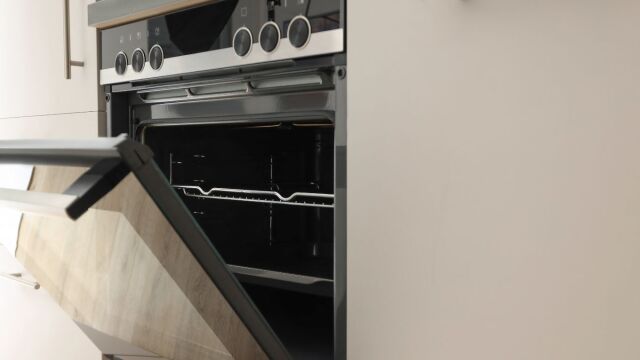 Πώς θα καθαρίσεις έναν φούρνο όλο λίπος με ένα κομμάτι αλουμινόχαρτο: Τα 5 απλά βήματα