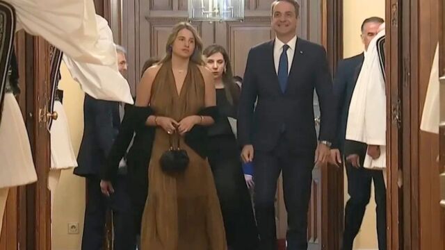 Προεδρικό Μέγαρο: Η κόρη του, Δάφνη στο πλευρό του Κυριάκου Μητσοτάκη για το δείπνο προς τιμήν του Εμανουέλ και της Μπριζίτ Μακρόν (Εικόνες)