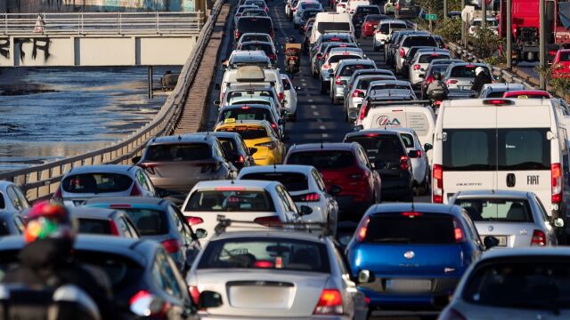 Live η κίνηση στους δρόμους: Έντονα προβλήματα στην κυκλοφορία, καθυστερήσεις σε Κηφισό, Κηφισίας και Αττική Οδό