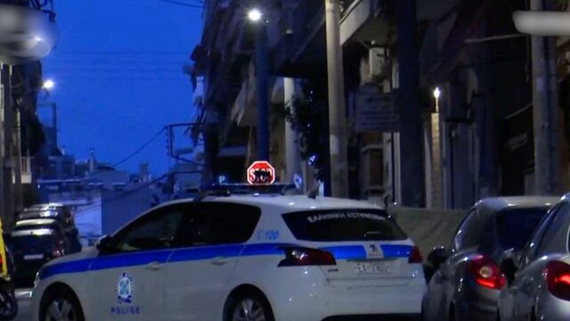 Νέος Κόσμος: Συνελήφθη ο 51χρονος που είχε ταμπουρωθεί στο σπίτι του με όπλο, αφού είχε ασκήσει βία κατά της μητέρας του (Βίντεο)