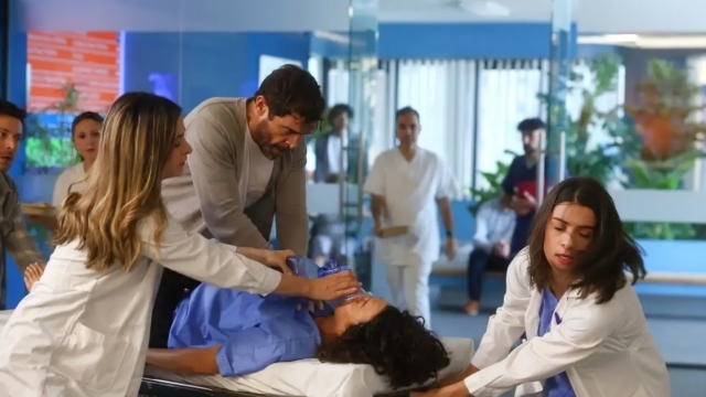 Ο Γιατρός: Εγκλωβισμένος με ετοιμόγεννη σε ασανσέρ - Ο Ανδρέας παίρνει απόφαση ζωής (Βίντεο)