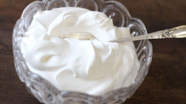 Μην πετάς το υγρό που βγάζει το γιαούρτι - Είναι πολύ σημαντικό και λίγοι το ξέρουν (Βίντεο)