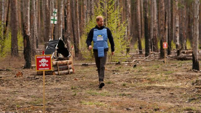 Ο πρίγκιπας Χάρι περπάτησε μέσα σε ναρκοπέδιο στην Ουκρανία όπως η μητέρα του πριν 30 χρόνια