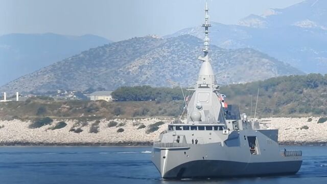 Στο λιμάνι του Πειραιά η φρεγάτα 