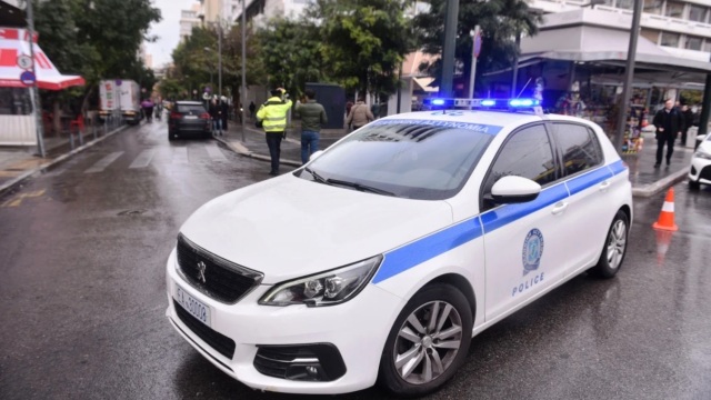 Θεσσαλονίκη: Μεγάλη αστυνομική επιχείρηση σε εγκαταλελειμμένο κτήριο - Προσαγωγές 15 ατόμων