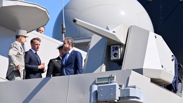 Μακρόν: Η σύντομη συνομιλία με τον κυβερνήτη του 