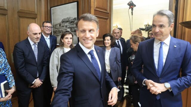 Ιδιαίτερα ευδιάθετος ο Μακρόν στο Μαξίμου: Έκλεισε το... μάτι στους φωτογράφους (Εικόνα)