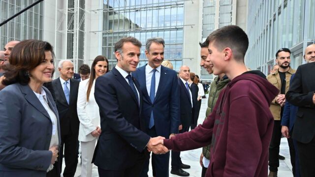 Με μαθητές συζήτησαν και φωτογραφήθηκαν Μητσοτάκης & Μακρόν στο Ίδρυμα Σταύρος Νιάρχος (Εικόνες & Βίντεο)