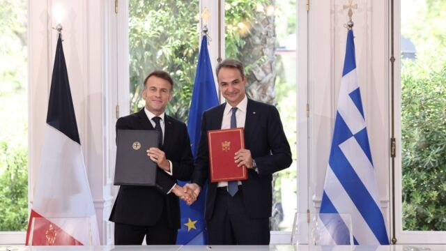 Κυριάκος Μητσοτάκης & Εμανουέλ Μακρόν: Έπεσαν οι υπογραφές της ελληνογαλλικής αμυντικής συμφωνίας - Live όλες οι εξελίξεις (Εικόνες & Βίντεο)