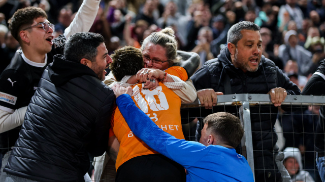 Τελικός Κυπέλλου Ελλάδας: Ο Νους σκόραρε και πανηγύρισε στην αγκαλιά της μητέρας του πάνω στα κάγκελα (Βίντεο)
