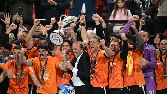 ΟΦΗ: Στον ουρανό του Πανθεσσαλικού το Κύπελλο Ελλάδος - Η ιστορική απονομή των Κρητικών (Βίντεο)