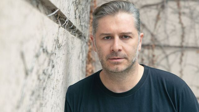 Αλέξανδρος Μπουρδούμης: Συγκλονίζει με την αποκάλυψη για τον αδερφό του - Μου ανακοίνωσαν ότι πέθανε πριν βγω στη σκηνή, θυμάμαι την ταραχή όλων (Βίντεο)