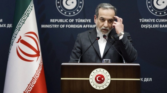 Αραγτσί: Διπλωματικός πυρετός για το Ορμούζ, επιστρέφει στο Πακιστάν και πάει Μόσχα