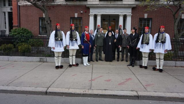 Θερμή υποδοχή των ευζώνων της Προεδρικής Φρουράς στο γενικό προξενείο Βοστώνης (Εικόνες)