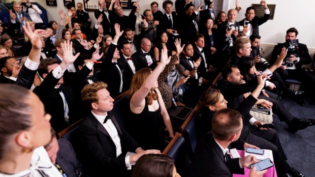 Δείπνο Τραμπ: Μαρτυρίες σοκ για τους πυροβολισμούς και τα κενά ασφαλείας - Tι αποκαλύπτουν οι ανταποκριτές (Βίντεο)