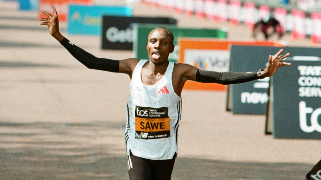 Μαραθώνιος Λονδίνου: Ο Σεμπάστιαν Σάουε κατέρριψε κάθε ρεκόρ με χρόνο κάτω απο δύο ώρες