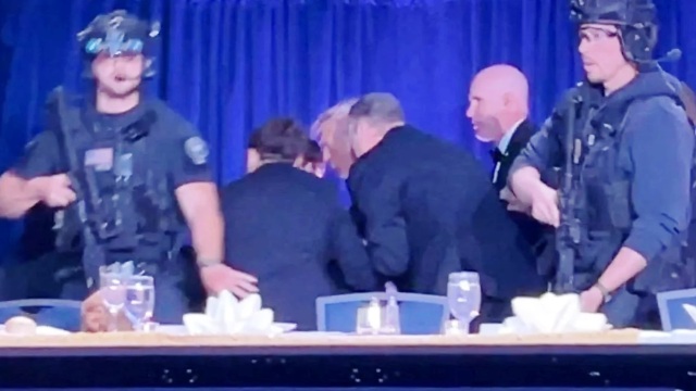 Πυροβολισμοί στο δείπνο των ανταποκριτών: Γιατί απομακρύνθηκε πρώτος ο Βανς και όχι ο Τραμπ; - Τι απαντούν οι ειδικοί για τα πρωτόκολλα ασφαλείας (Βίντεο)