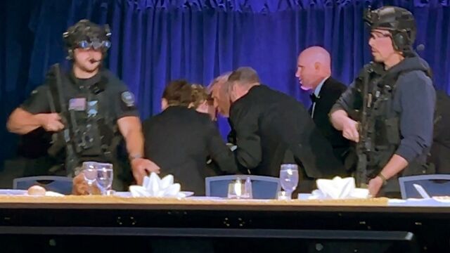 Σοκ στο δείπνο ανταποκριτών του Λευκού Οίκου, έπεσαν πυροβολισμοί: Απομακρύνθηκε ο Τραμπ, συνελήφθη ο ύποπτος (Εικόνες & Βίντεο)