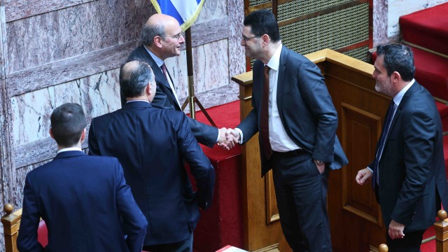 Άρση ασυλίας βουλευτών ΝΔ: Πώς το Μαξίμου απέτρεψε τη μείζονα κρίση - Ο ρόλος Χατζηδάκη και η στρατηγική που έφερε αποτέλεσμα